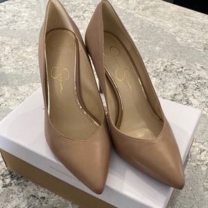 Jessica Simpson womens nude pump